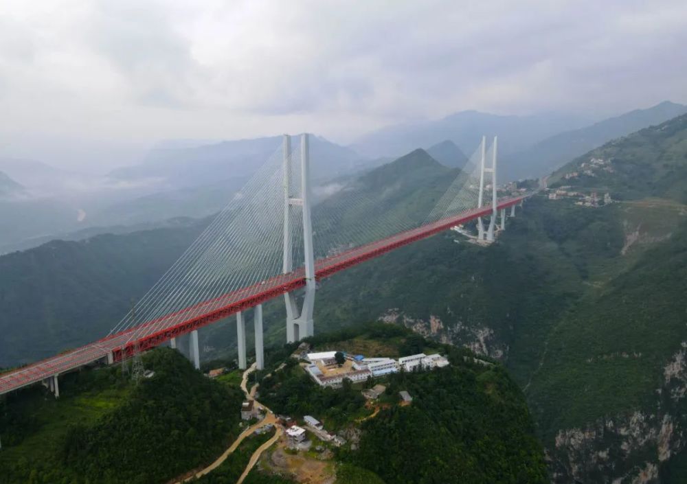 世界第一高橋北盤江大橋,近200層樓高,橫跨雲南和貴州