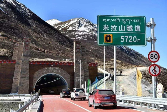 待建中的折多山隧道和觉巴山隧道一直被誉为最美丽的风景走廊的318