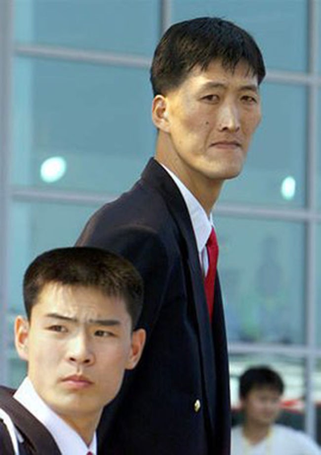 二,李明勋(2米34)朝鲜2米34的身高使得利明勋成为了当时世界篮坛身材