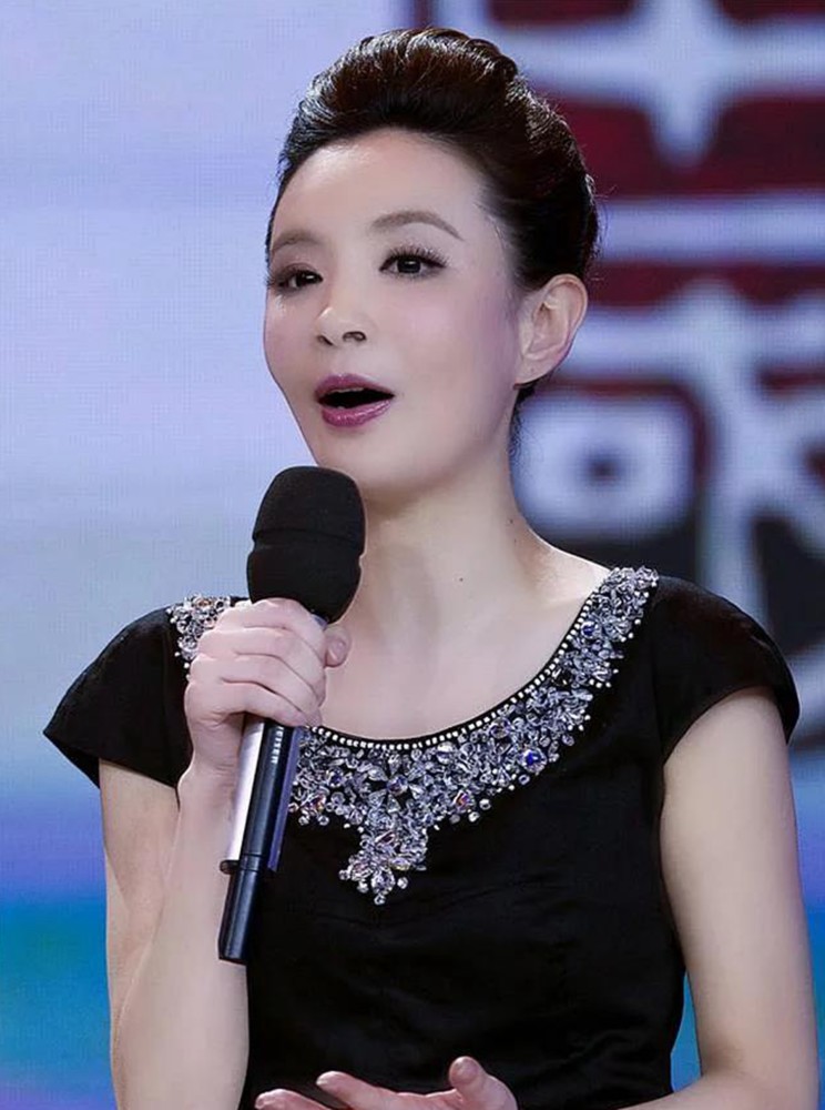 她是央视著名女主持人,因整容丢掉前程,网友:看见她就关掉电视