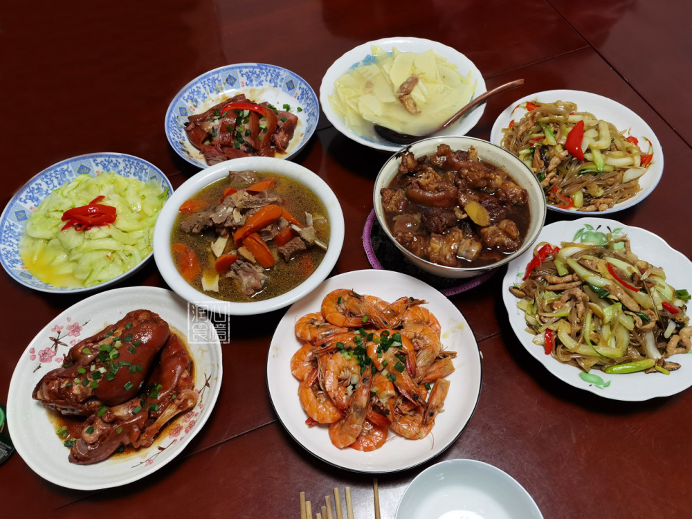 晒过年宴请岳母的晚餐,在朋友圈火了,网友:加盘鱼就是年夜饭了_腾讯