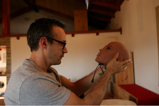 情感,孤独,老龄化视角下的伴侣机器人|人工智能|塞尔吉·桑托斯|伴侣