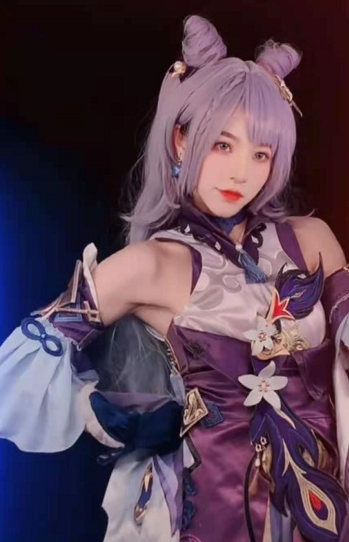 刘思瑶cos原神却意外暴露猪蹄肩还说不是坦克身材