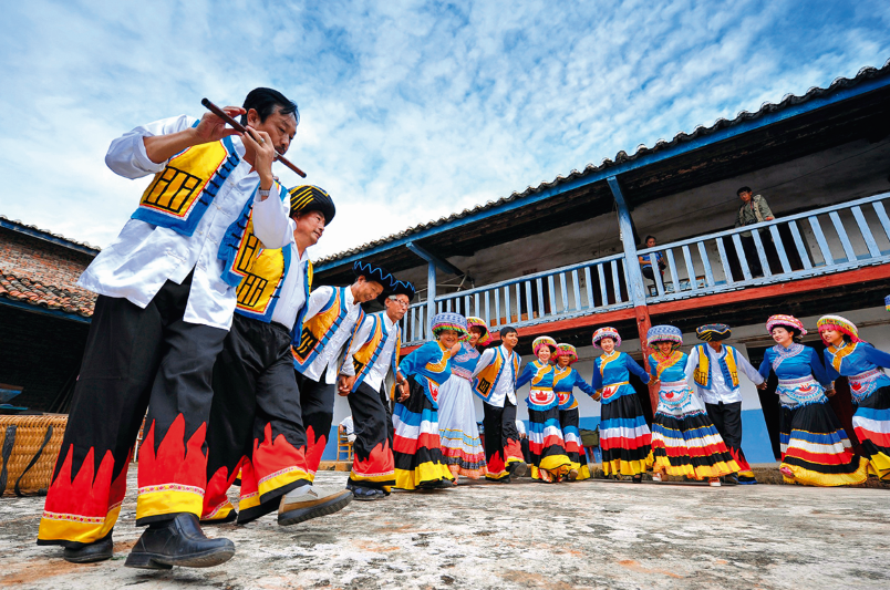 (欢庆火把节)傈僳族妇女穿着仿效娃尔神的衣裙"千花万卉集一身,环佩