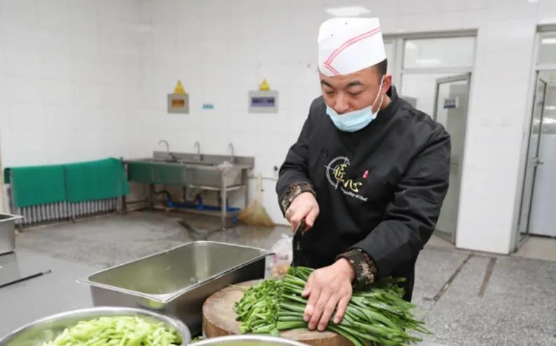 姜元兴,马宁和张志宾都曾是武警宁夏总队的退役士官,服役期满后,他们