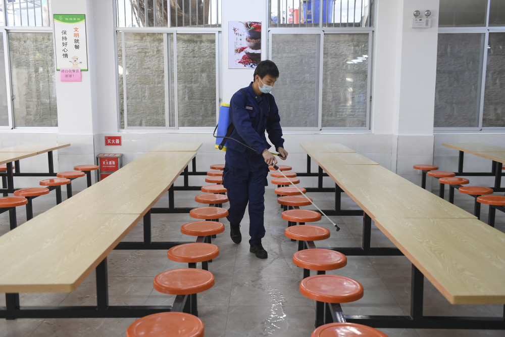 2月20日,消防人员在福州市时代中学学生餐厅开展消杀作业.