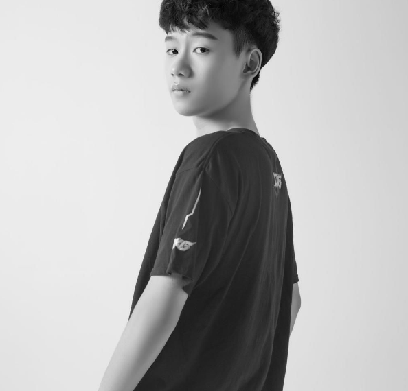 晚玉突破500w订阅!苹果手机,价值6位数的阿斯顿马丁免费送