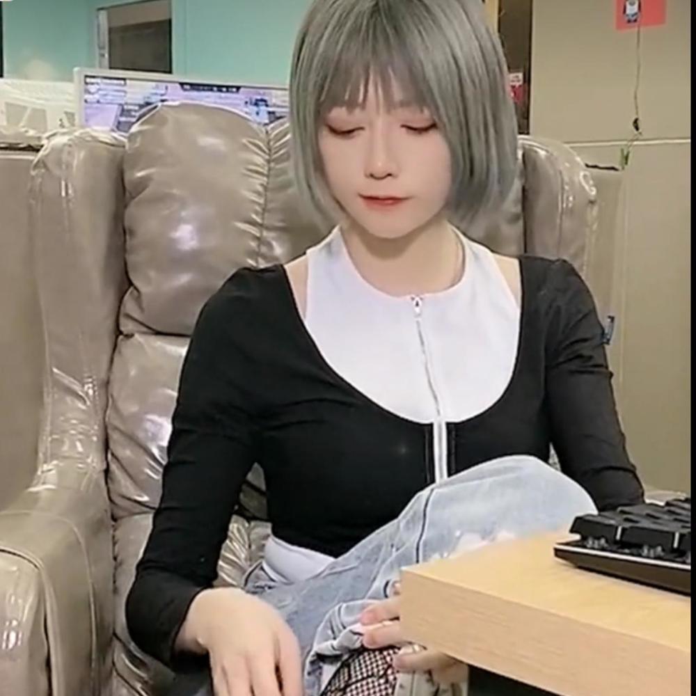 天价女陪玩比心王者杏仁儿服务一小时收费199块看到荣耀称号值了