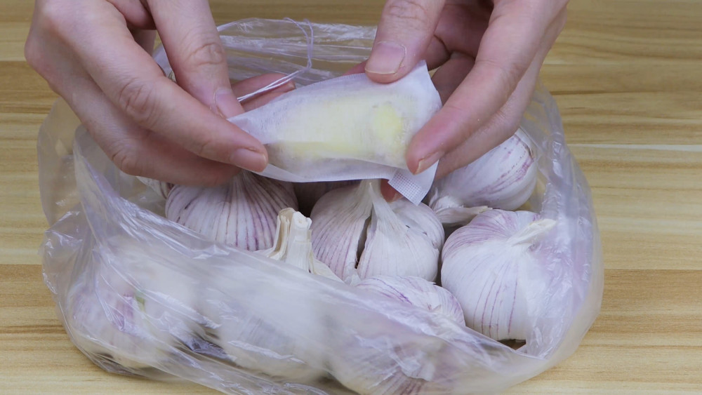 大蒜保存久了容易坏?老奶奶教你:4种方法保存,放一年都没问题