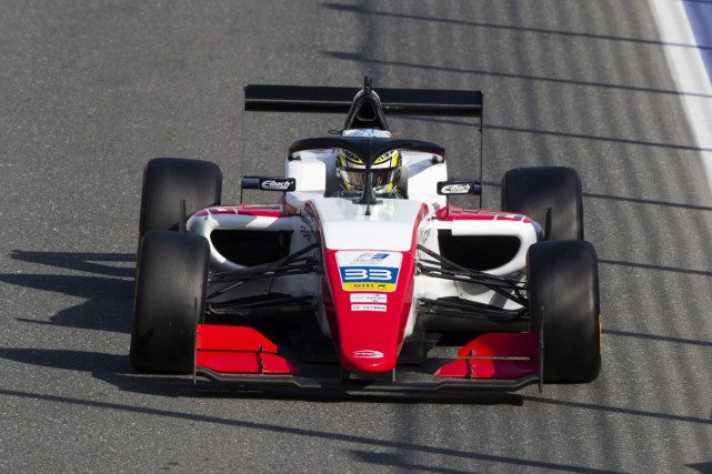 亚洲f3周冠宇赛季第4冠完美收官 获总冠军超级驾照大加分