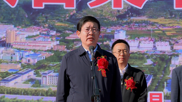 王蕾主持开工仪式,县委常委,常务副县长田庆银介绍了10个开工项目情况