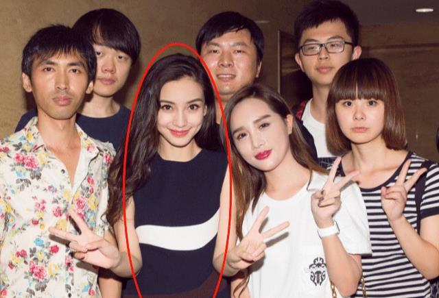 杨颖在现实中长啥样?跟粉丝同框合影,就算无美颜也很显然