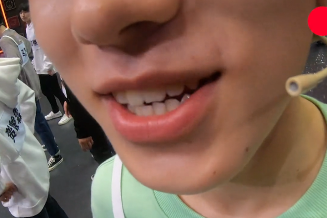 宋亚轩素颜后台被抓拍看清生图镜头下的脸部状态确定是17岁