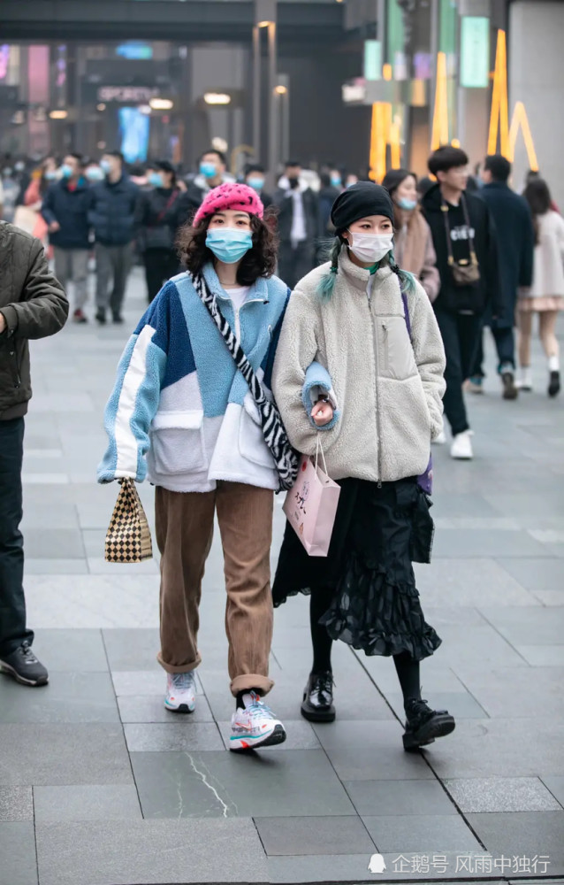 时尚小姐姐的衣橱里要有一件摇粒绒外套许你一个美美的春节