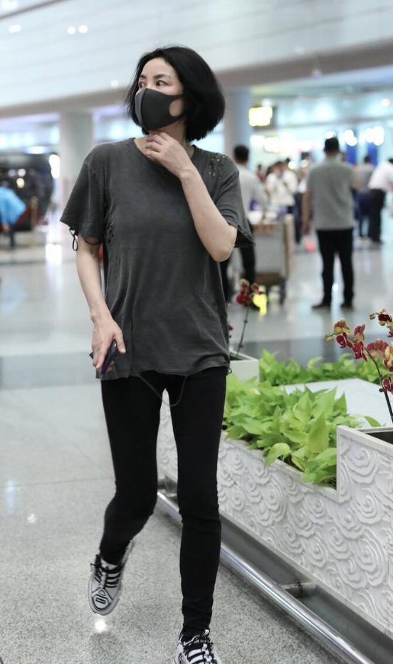 王菲穿得洒脱显个性,t恤上四处有破洞,这时髦感一般人驾驭不来_腾讯网