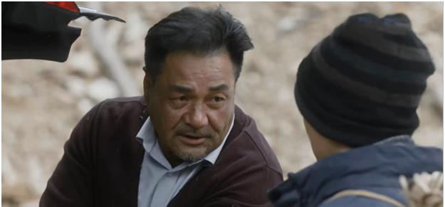 《装台》"腹泻式"结局疑点:哑巴是刁大军儿子?三皮为何收手?