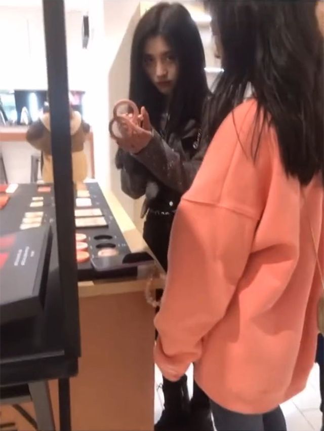 鞠婧祎逛化妆品店被偶遇,被路人镜头抓拍后,真实颜值藏不住