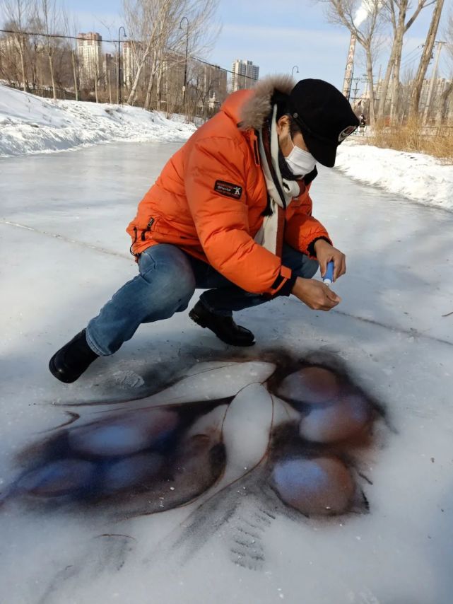 冰上作画高手在民间沙画大神在冰上手绘锦鲤