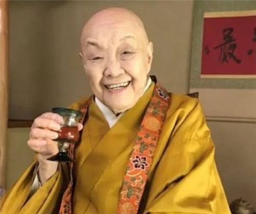 一位喝酒吃肉沉迷美色的日本尼姑如今99岁高龄曾梦想加入中国