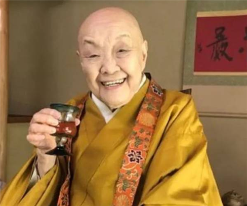 一位喝酒吃肉沉迷美色的日本尼姑如今99歲高齡曾夢想加入中國