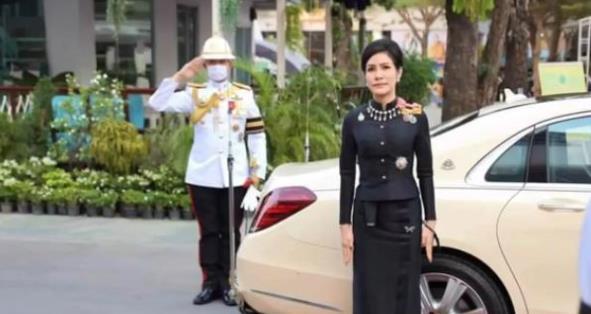 诗妮娜高调佩戴 珍珠围兜 传自王太后诗丽吉 后宫再添变数 腾讯新闻