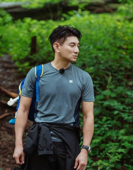 吴奇隆身材真的保持很好,这么多年过去了,不仅没有变胖,而且还更加