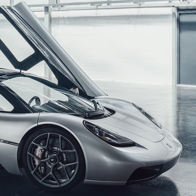 t50提供3个座位,如迈凯轮f1,驾驶座在前排和中间位置.