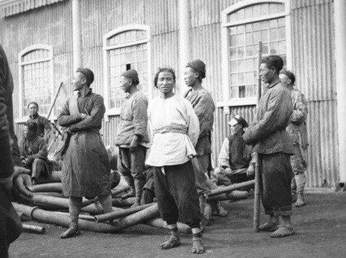 与这些码头工人的寒酸形成对比的是富家小姐,富家小姐衣着干净脸庞