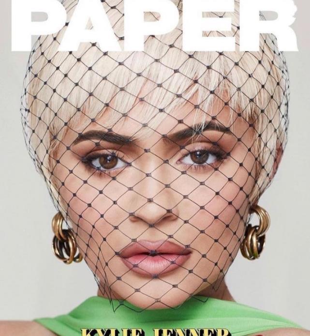 凯莉詹娜秀新白发造型渔网袜套头惊艳对卡戴珊离婚毫不关心