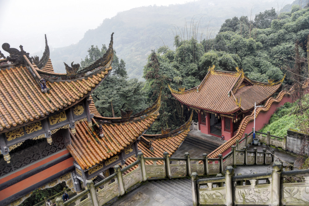 川南的小峨眉山上山下寺庙连环一尊黑脸的观音尤其灵验