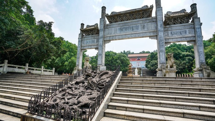 之前的寶林寺是在鳳山旁邊,而現在順峰山旁邊的寶林寺是在1996年重建