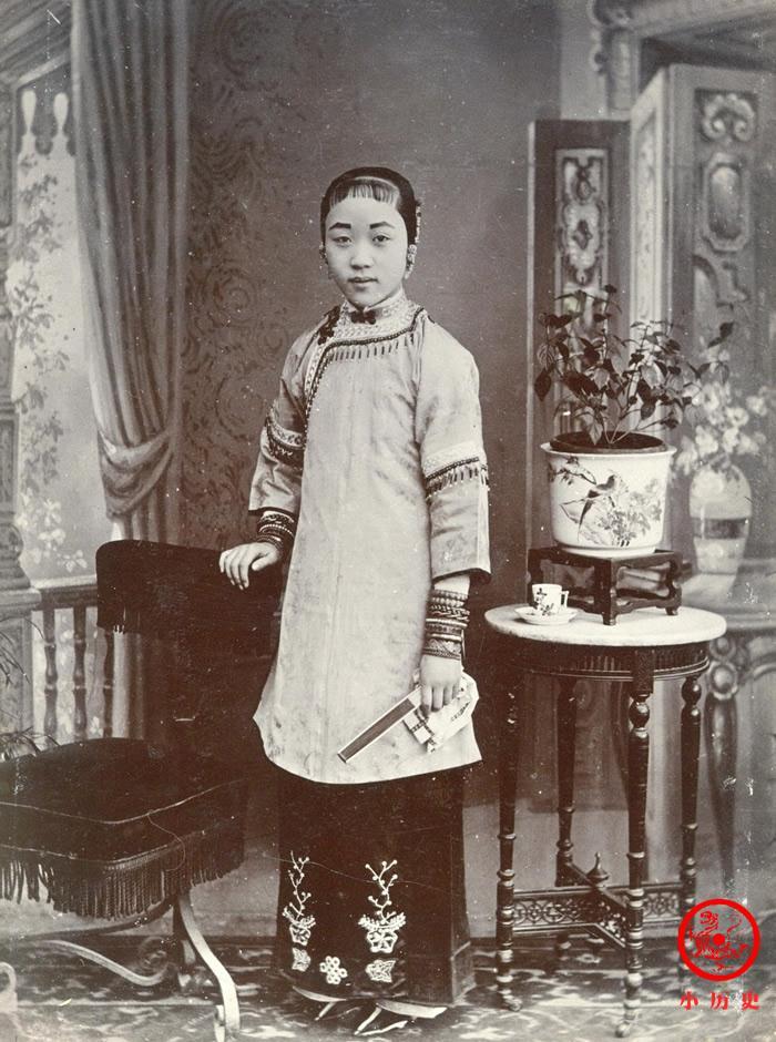 晚清老照片:慈禧太后在雪天漫步颐和园,大家庭五代同堂场面壮观