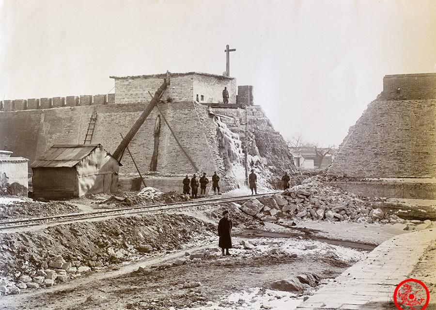 北京永定門附近的城牆被扒開.1900年8月,八國聯軍侵佔北京.