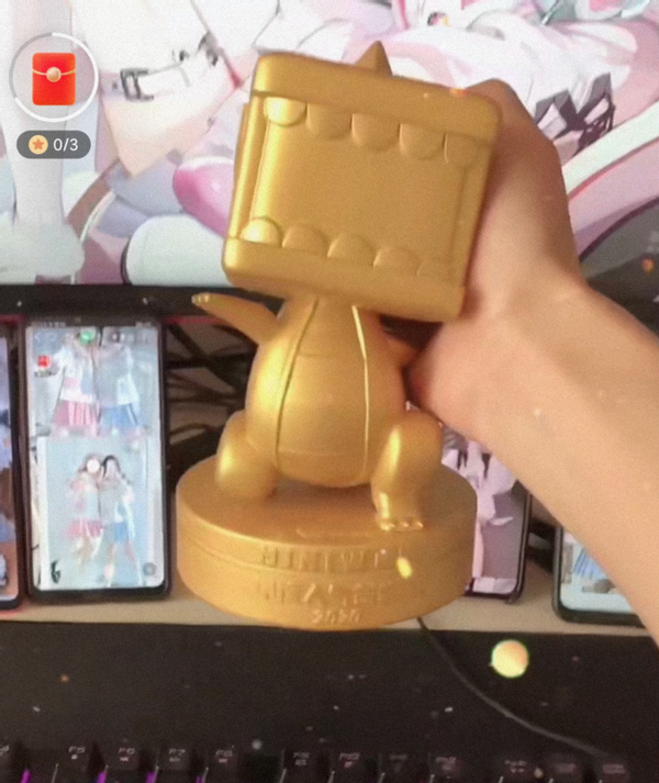 只见,羊纸在直播间中大方地展示了这个金灿灿的奖杯