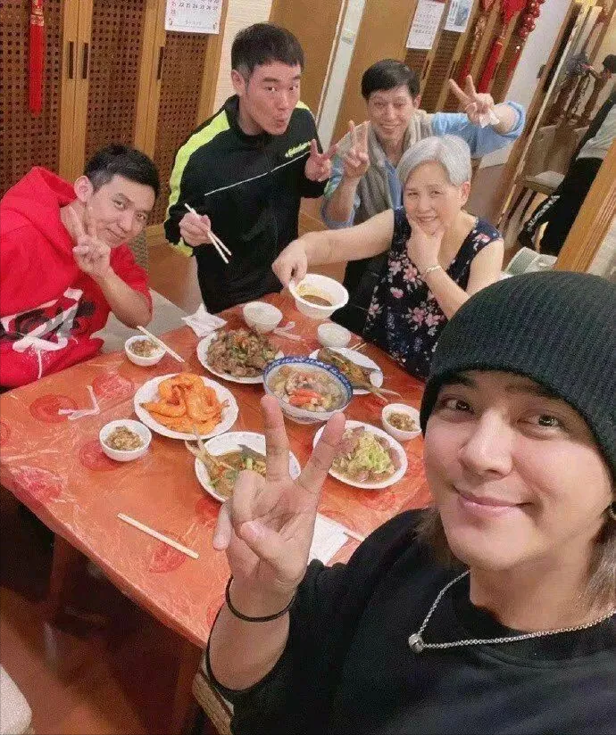 罗志祥晒出和家人一起聚餐的美食照?陈伟霆评价范丞丞了吗?_腾讯新闻
