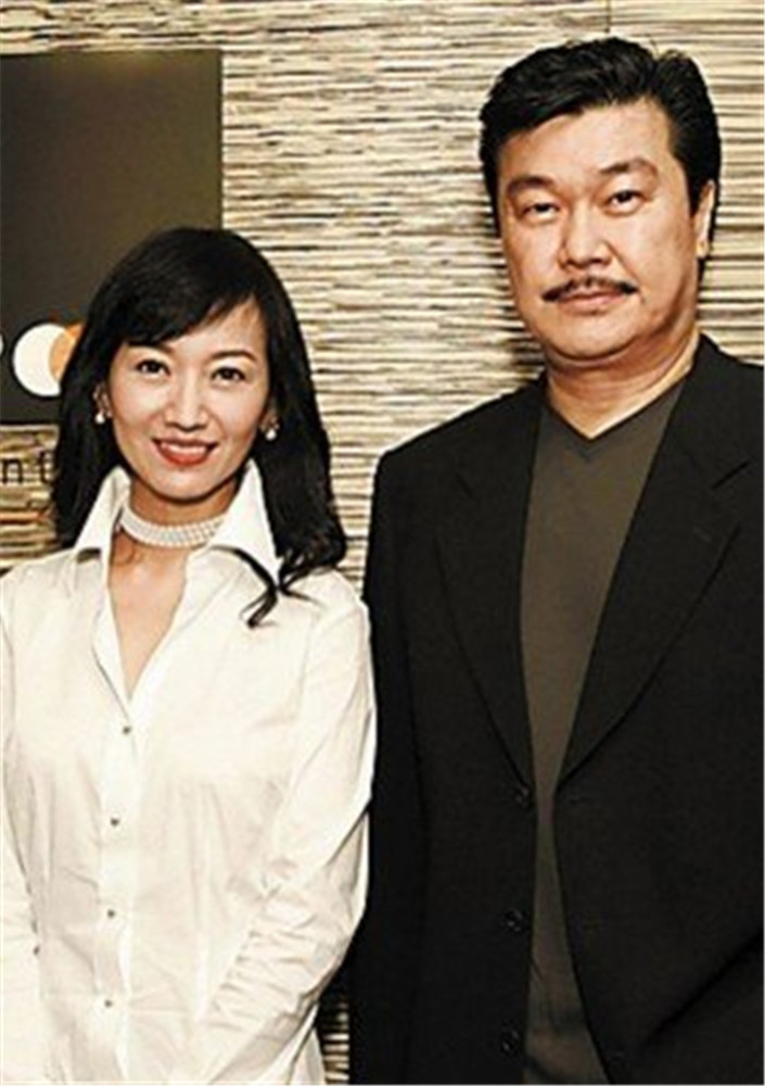 娶二婚赵雅芝为妻,他甘当两个孩子的后爸,与妻子恩爱背后有泪水