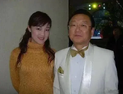 2000年左右,蒋大为和妻子决定送女儿去国外读高中,并且全家迁居陪读.