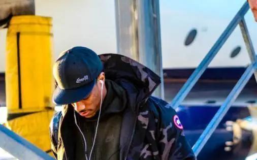 德罗赞只能多留在父亲身边照顾他看着父亲病情越来越严重父亲弗兰克就