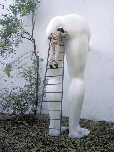 看别人屁股是不对的▲没想到你还更过分,直接上手了▲我怀疑你在吃人