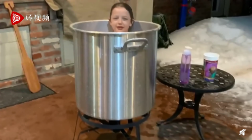 "铁锅炖娃"?因多日断水,美居民铁桶融雪水给孩子洗澡