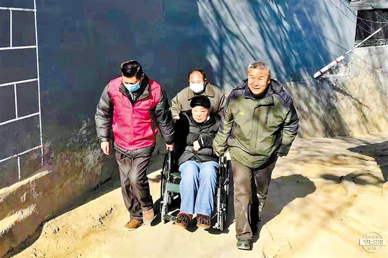 低保户老人患上尿毒症环卫人轮流接送陪护做透析