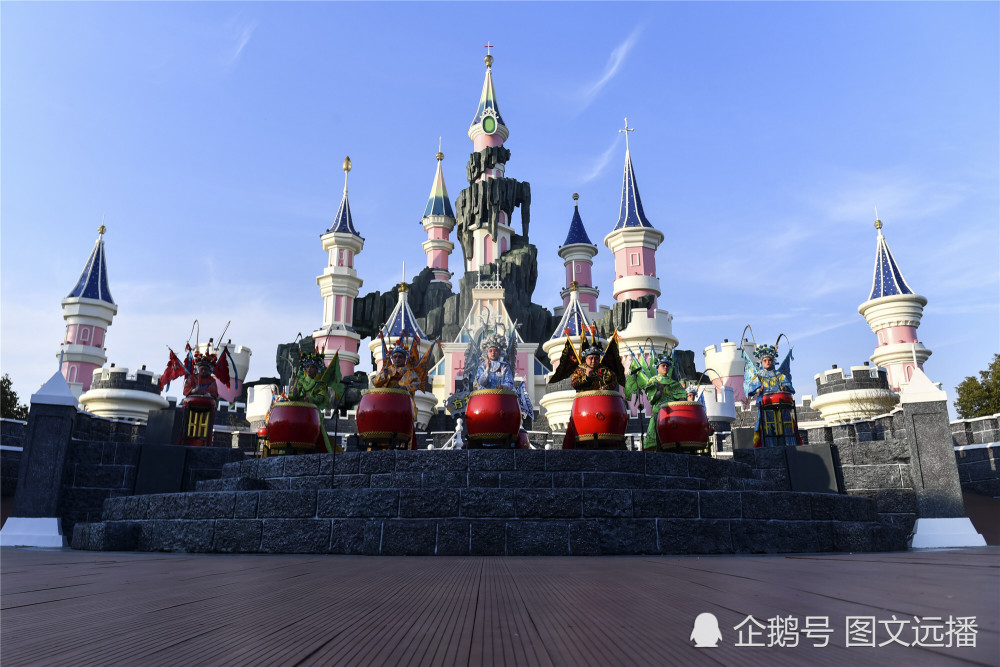 2021年2月18日,演员正在安徽芜湖方特梦幻王国城堡前击鼓迎客.