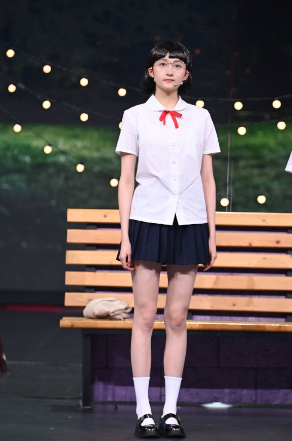 关晓彤为扮嫩,大胆挑战jk制服,复古发型油到发亮_腾讯新闻