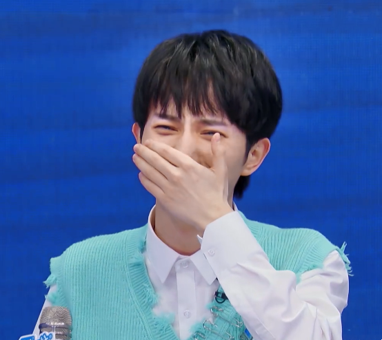 李俊濠与媒体见面腿发抖时其他导师笑作一团唯有虞书欣抱不平