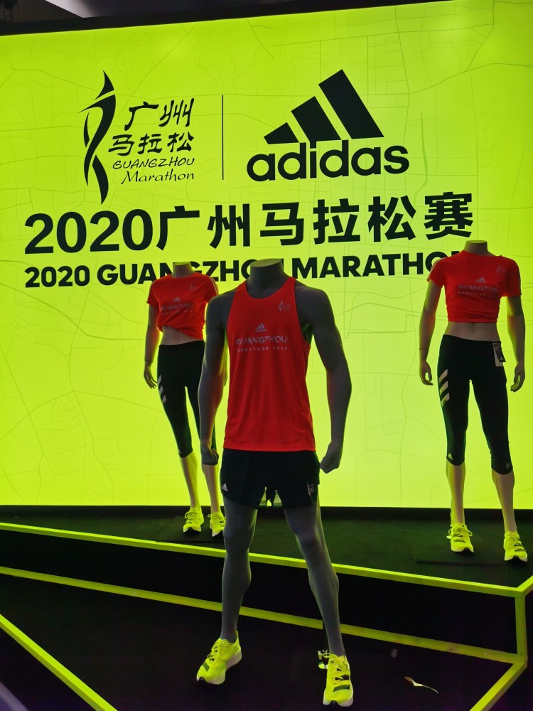 看着成堆的马拉松参赛服,我在想:可有赛事敢不提供免费的么?