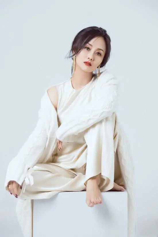 52岁李颖冻龄不改,一袭白衣笑颜如花,不愧是"最美挂历女郎"