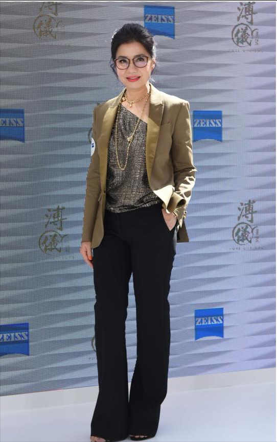 钟楚红状态好得让人羡慕丸子头小西服显嫩又高级61岁又如何