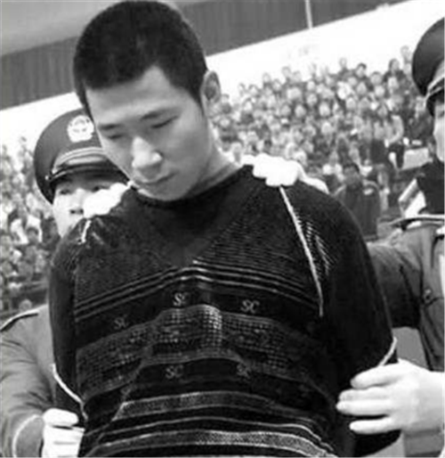 在农场宿舍,一共住在20多个人,除了于洪杰,韩立军,杨万春较为年轻之外