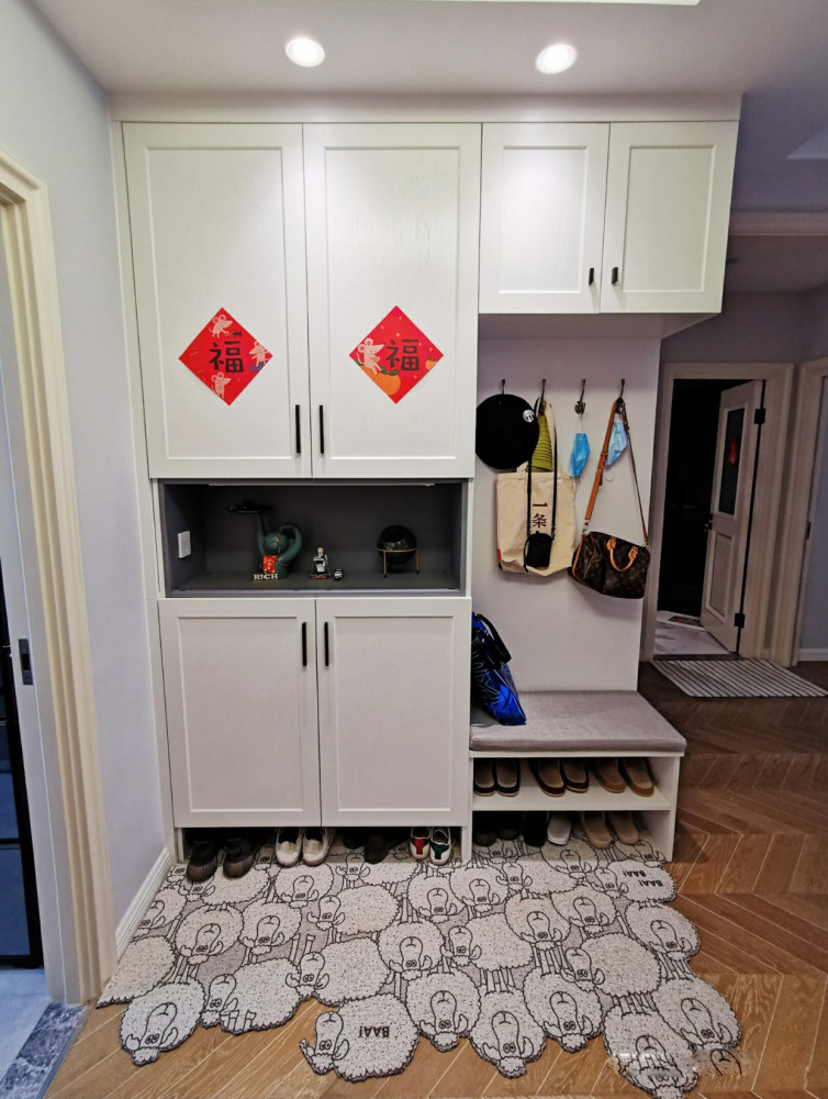 温馨的两居室不做电视墙全屋地面铺木地板入户鞋柜很实用