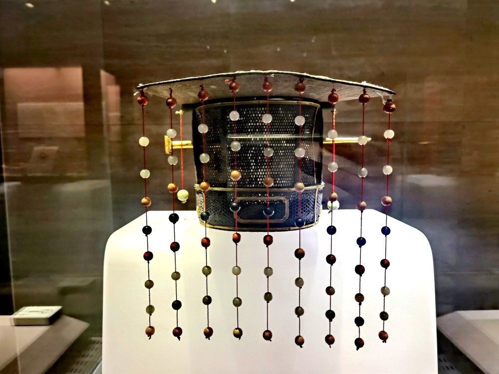 看见文物｜唯一一件存世的古代冕服实物——鲁荒王九旒冕_腾讯新闻